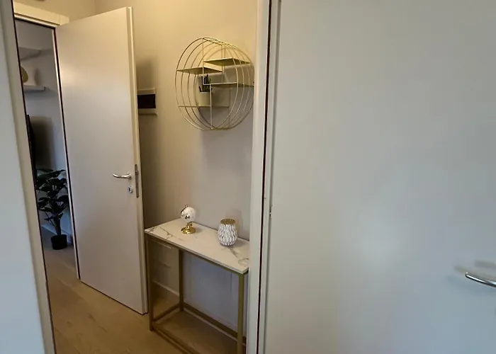 The Captain Marina Next To Verbella Leonardo Academy Mxp Apartament